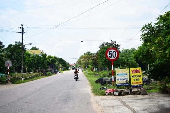 Biển báo tốc độ đặt gần giao lộ nhưng các phương tiện vẫn lưu thông với tốc độ cao. Ảnh: THÁI CƯỜNG