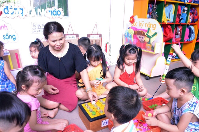 Tiết học dạy kỹ năng “tự phục vụ” của cô trò Trường mầm non Cẩm Nhung.