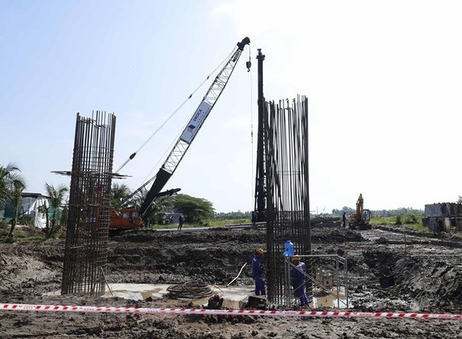 • Công nhân đang thi công tuyến cao tốc Trung Lương-Mỹ Thuận. (Ảnh: Thống Nhất/TTXVN)