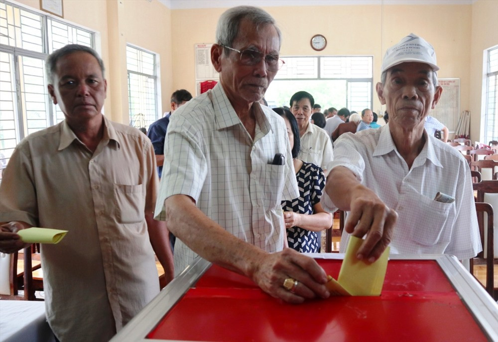 Cử tri trên địa bàn phường Tân Thạnh bỏ phiếu bầu khối phố trưởng nhiệm kỳ 2019 - 2022. Ảnh: SƠN THU