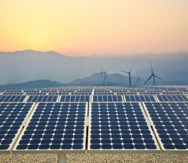 Năng lượng mặt trời và gió đã trở nên rẻ, phổ biến hơn và sự cần thiết để phát triển hệ thống lưu trữ nguồn năng lượng sạch quy mô lớn. Ảnh: gettyimage