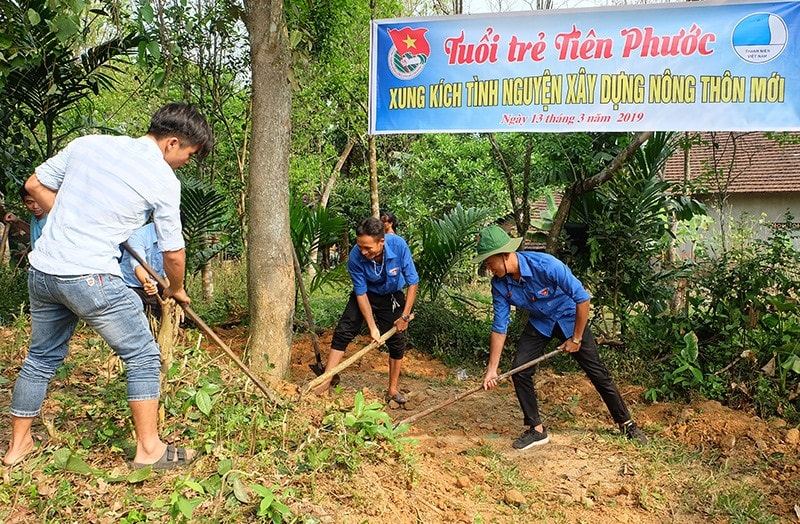 Tuổi trẻ Tiên Phước xung kích tình nguyện xây dựng Nông thôn mới. Ảnh: THÁI CƯỜNG