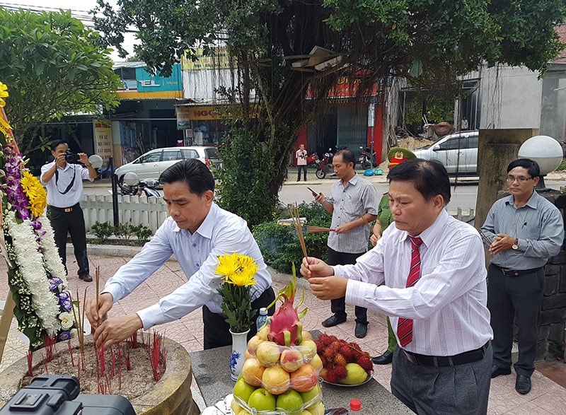 Phó Bí thư Thường trực Tỉnh ủy Lê Văn Dũng và lãnh đạo sở ngành, huyện Tiên Phước viếng hương tại Tượng đài Cây Cốc nhân Ngày Thương binh - liệt sĩ 27.7. Ảnh: D.L