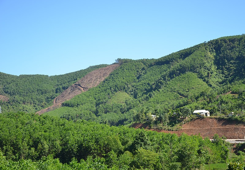 Miền núi gặp nhiều vướng mắc trong cấp giấy chứng nhận quyền sử dụng đất. Ảnh: H.P