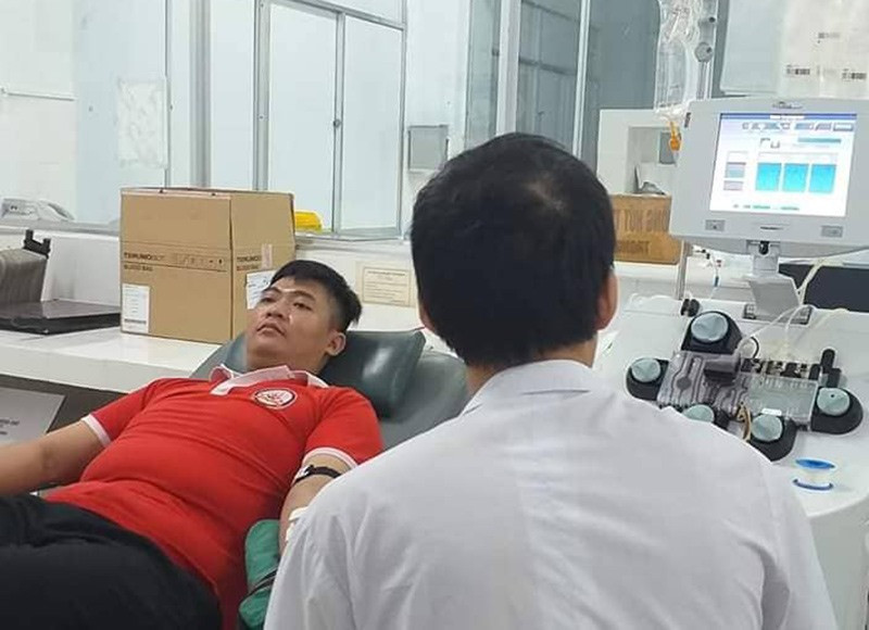 Anh Trần Tấn Vàng - CLB Máu nóng - hiểu và thương hiến máu lúc 3 giờ sáng tại BVĐK tỉnh. Ảnh: P.H