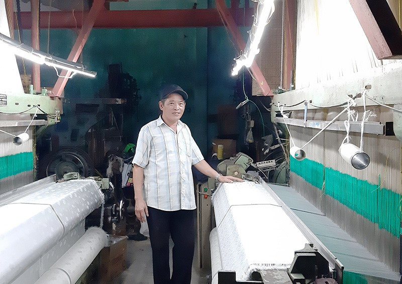 Ông Nguyễn Hữu Phương – Giám đốc Công ty TNHH Lụa Mã Châu đang miệt mài chế tạo máy dệt lụa công nghiệp. Ảnh: H.N