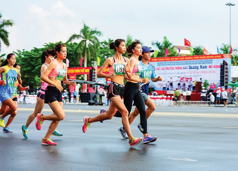 Các VĐV nữ trên đường chạy 5.000m khối đội tuyển tỉnh và VĐV Phạm Thị Huyền Diệu - Trung tâm Huấn luyện Thể thao Quốc gia Đà Nẵng cán đích đầu tiên.