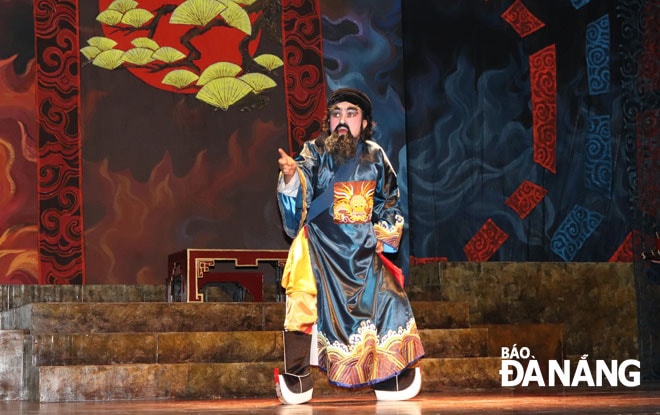 Nếu không có điều chỉnh phù hợp, nhiều nghệ sĩ có nhiều cống hiến cho nghệ thuật nhưng vẫn không được tôn vinh. TRONG ẢNH: Trích đoạn tuồng do các diễn viên Nhà hát Tuồng Nguyễn Hiển Dĩnh biểu diễn.