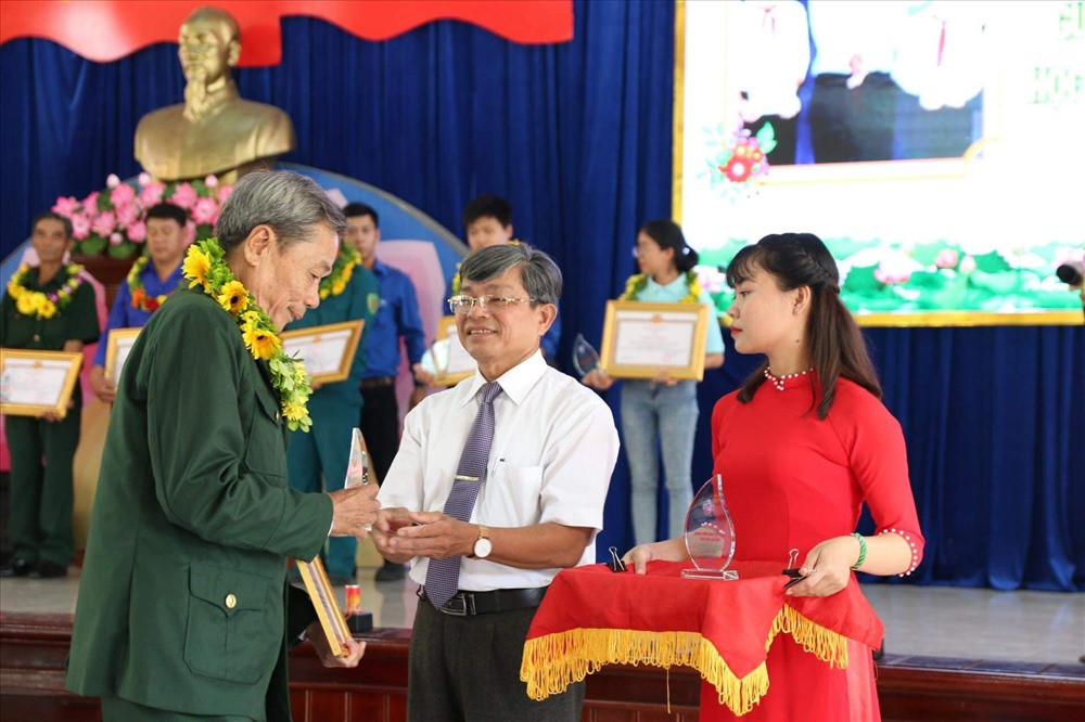 Thị xã Điện Bàn tuyên dương gương CCB, ĐVTN trong học tập và làm theo lời Bác. Ảnh: L.T