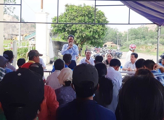 Đại diện lãnh đạo nhà máy đối thoại với người dân tại buổi đối thoại do UBND huyện Đại Lộc tổ chức chiều 24.9. Ảnh: H.L