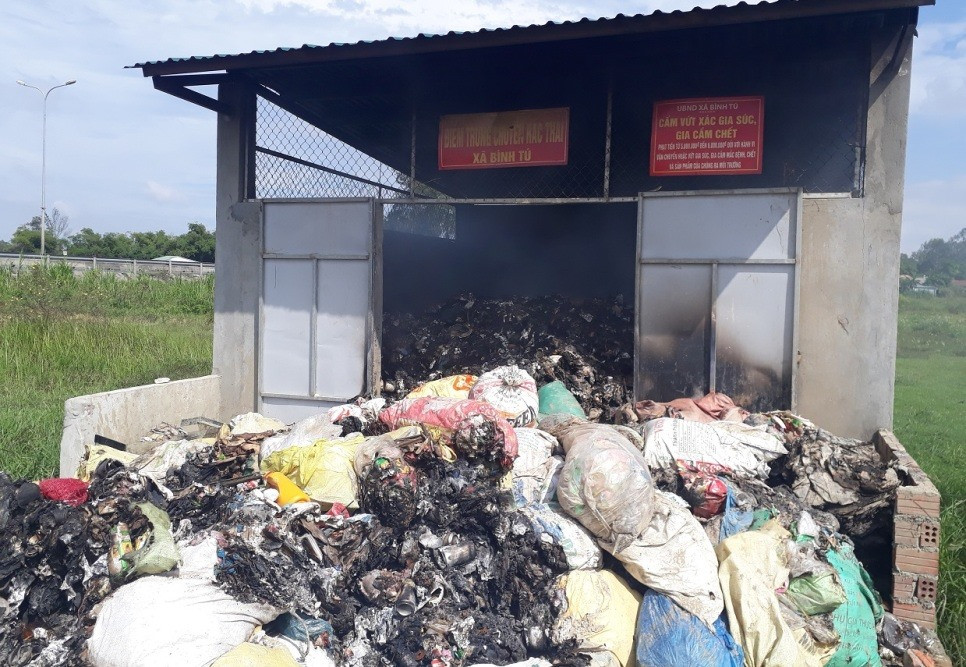 Khu vực tập trung rác thải ở xã Bình Tú bị cháy bốc mùi khét nồng nặc. Ảnh: LÊ VƯƠNG