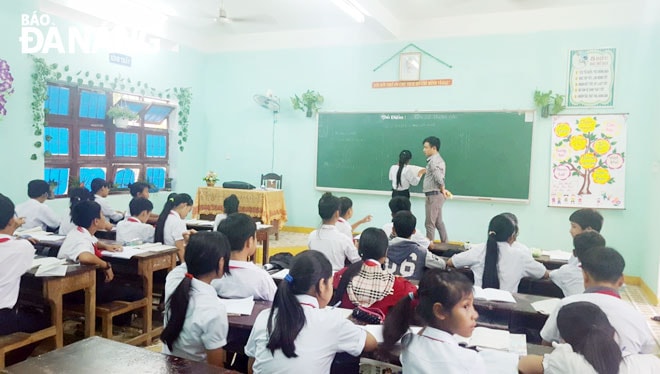 Việc cắt giảm tiền trợ cấp vùng cao gây ảnh hưởng đến đời sống, tâm lý của giáo viên các xã Hòa Bắc, Hòa Phú, Hòa Liên, Hòa Ninh. Trong ảnh: Một buổi học của học sinh Trường THCS Nguyễn Tri Phương, xã Hòa Bắc.