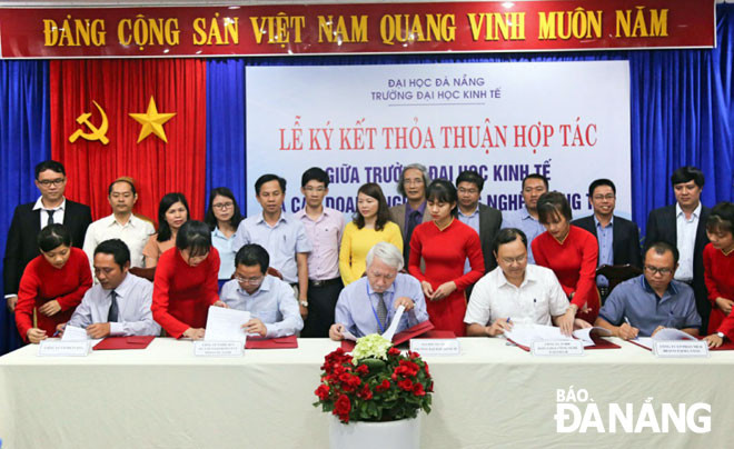 Ký kết hợp tác giữa Trường Đại học Kinh tế - Đại học Đà Nẵng và các doanh nghiệp đào tạo đặc thù các ngành Hệ thống thông tin quản lý và Thương mại điện tử.