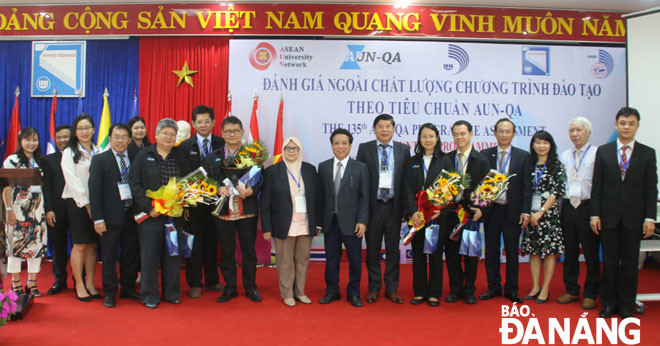 Nhờ đẩy mạnh các chương trình hợp tác quốc tế, Trường Đại học Kinh tế đã tạo nên một môi trường học tập giàu cảm hứng.  TRONG ẢNH: Kiểm định các chương trình đào tạo đạt chuẩn quốc tế AUN-QA.