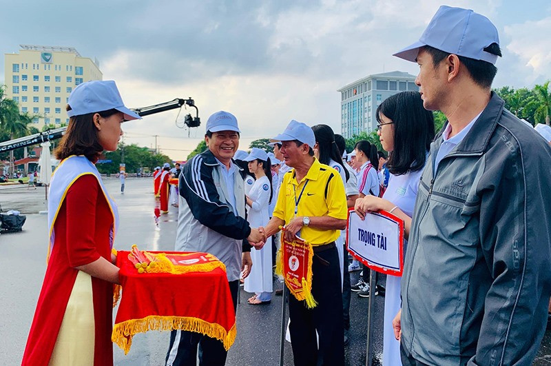 Ông Nguyễn Hoàng Minh - Phó Chủ tịch HĐND tỉnh tặng hoa các đội tham dự giải.