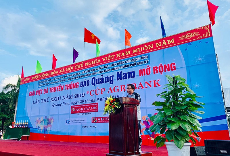 Ông Lê Văn Nhi - Tổng Biên tập Báo Quảng Nam tuyên bố khai mạc giải.