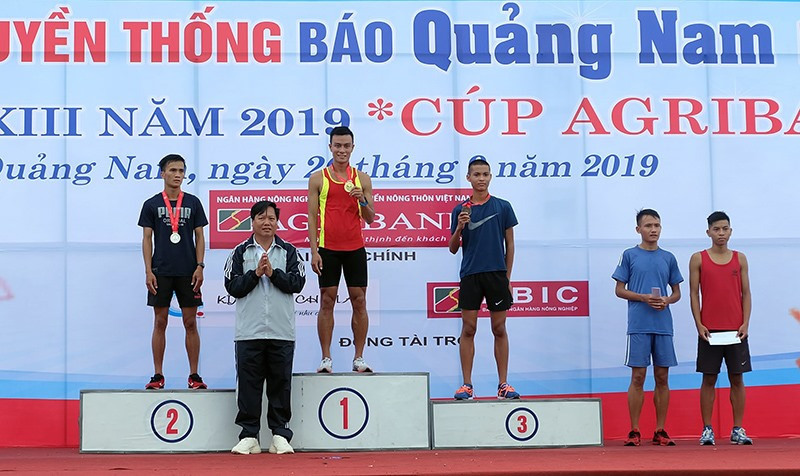 Ban tổ chức trao huy chương vàng cho VĐV Lê Quang Hòa - Quảng Trị, về nhất 10.000m nam khối các tỉnh, thành phố, ngành.