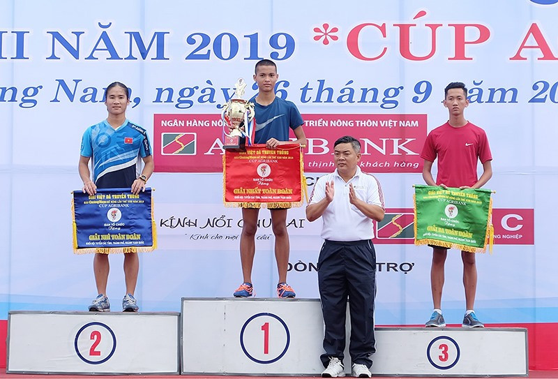 Trao cúp và cờ giải nhất toàn đoàn khối đội tuyển các tỉnh, thành phố, ngành cho Trung tâm Huấn luyện quốc gia Đà Nẵng.