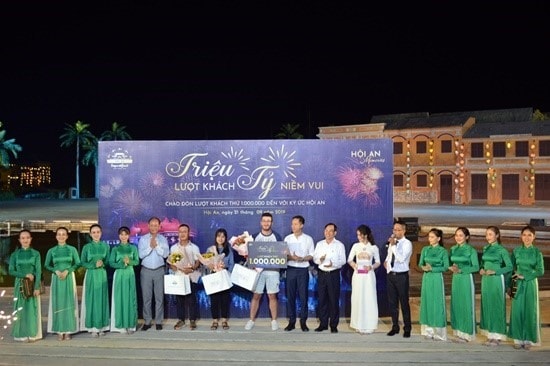The one millionth audience of Hoi An Memories show (middle)