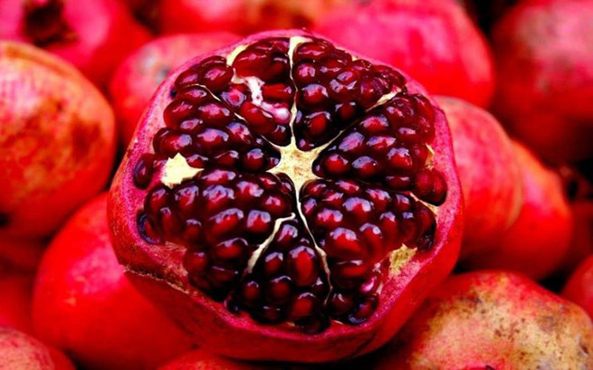 Lựu là một trong những loại trái cây phổ biến giàu chất sắt và vitamin C. Ăn lựu giúp cải thiện lưu lượng máu trong cơ thể và lựu cũng rất hiệu quả trong điều trị các triệu chứng thiếu máu như chóng mặt, mệt mỏi ...