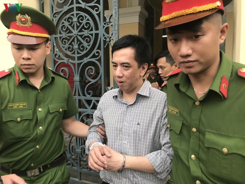 Bị cáo Võ Mạnh Cường bị áp giải.