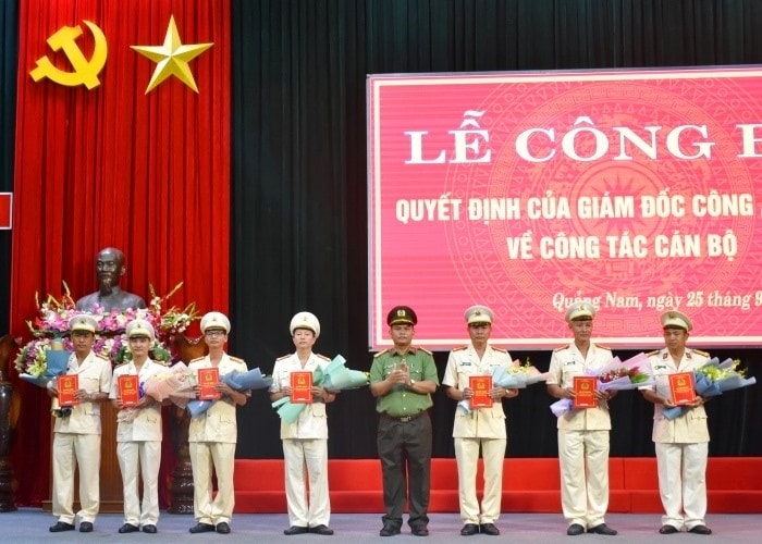 Lãnh đạo Công an tỉnh trao quyết định cho các cá nhân được điều động, bổ nhiệm. Ảnh: H.V