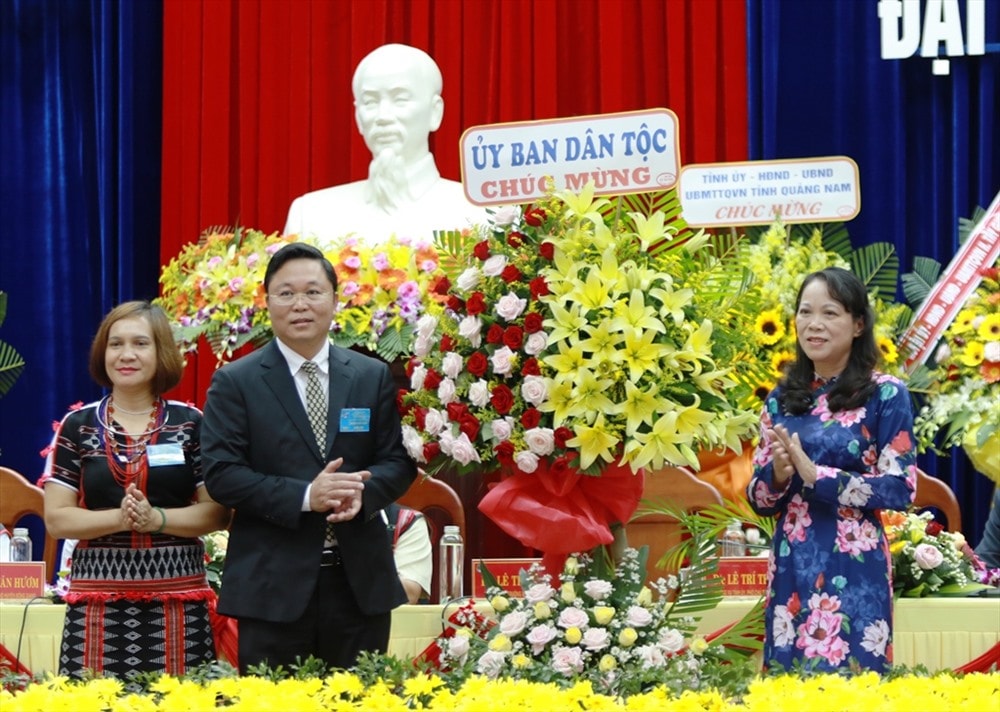 Thứ trưởng, Phó Chủ nhiệm Ủy ban Dân tộc Hoàng Thị Hạnh (bìa phải) tặng lẵng hoa chúc mừng đại hội. Ảnh: N.C