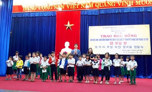 Lãnh đạo TP.Tam Kỳ và Công ty Panko Tam Thăng trao học bổng cho học sinh. Ảnh: X.P