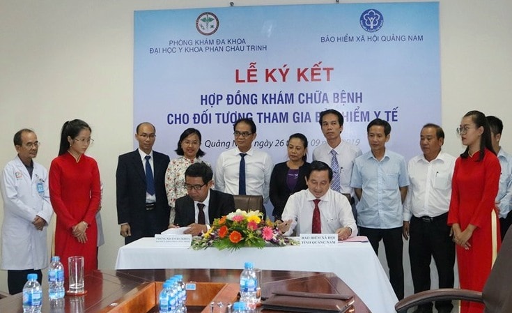 Trường Đại học Y khoa Phan Châu Trinh và Bảo hiểm xã hội tỉnh ký kết hợp đồng khám chữa bệnh BHYT. Ảnh: N.V.M