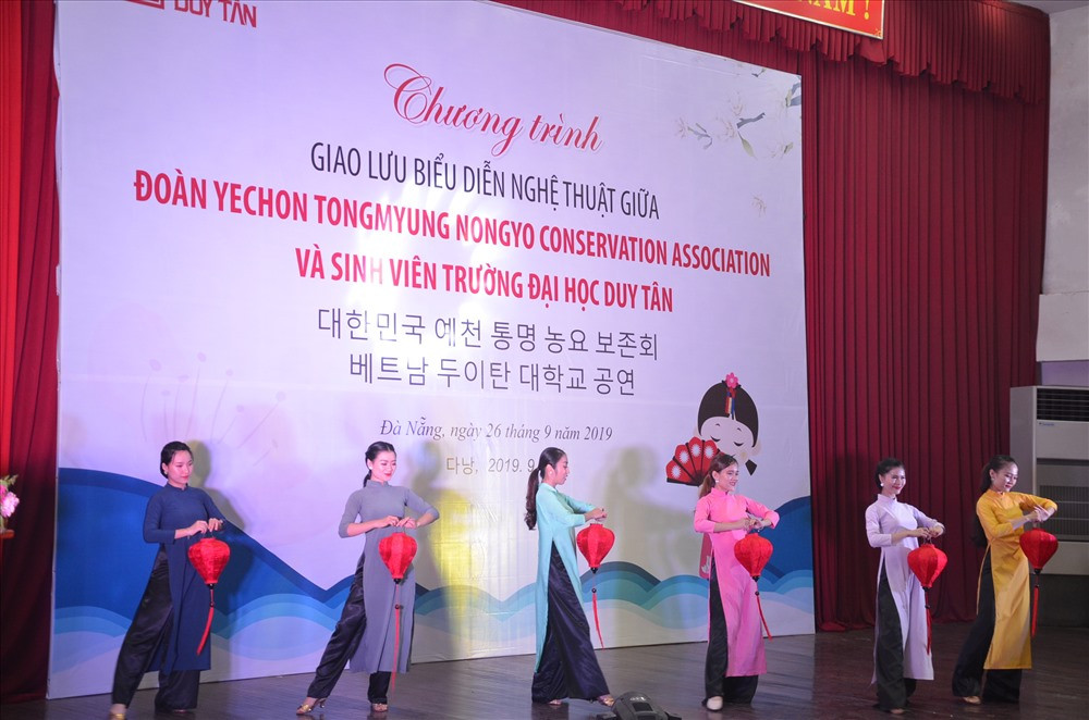 Tiết mục múa đèn lồng Hội An của sinh viên Trường Đại học Duy Tân. Ảnh: Q.L