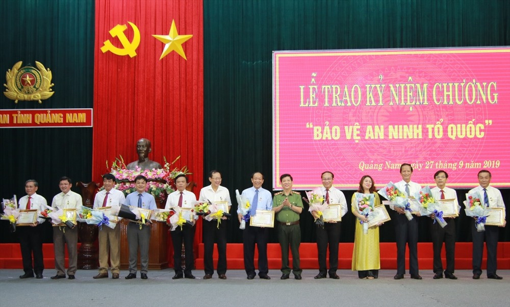 Trung tướng Nguyễn Văn Sơn - Thứ trưởng Bộ Công an trao kỷ niệm chương cho các cá nhân. Ảnh: T.C