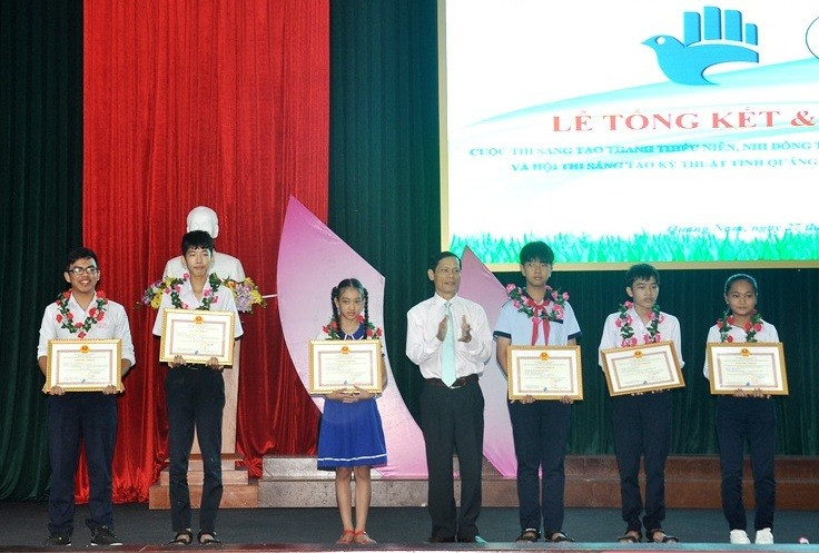 Trao thưởng nhóm học sinh đoạt giải nhất cuộc thi Sáng tạo thanh thiếu niên, nhi đồng lần thứ 12. Ảnh: VINH ANH