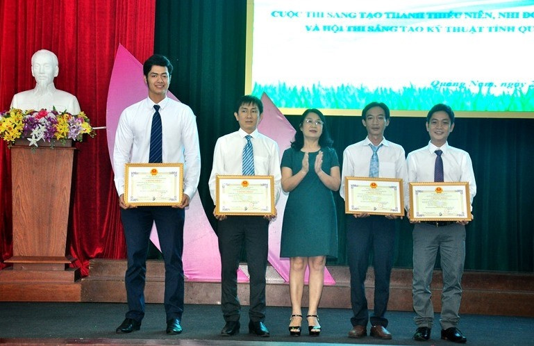 Trao thưởng nhóm tác giả đoạt giải nhất hội thi Sáng tạo kỹ thuật tỉnh lần thứ 8. Ảnh: VINH ANH