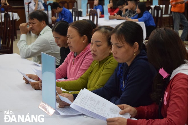 Người lao động đến tìm hiểu thông tin tuyển dụng tại Ngày hội việc làm ở huyện Hòa Vang 2019.