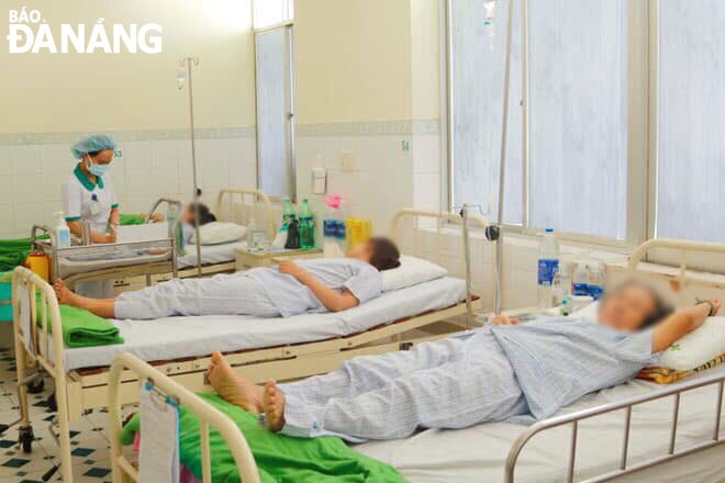 Bệnh nhân điều trị ngộ độc thực phẩm ở Bệnh viện Hoàn Mỹ.