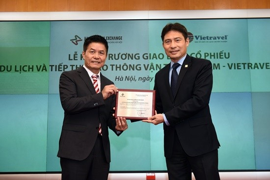 Đại diện Sở Giao dịch chứng khoán Hà Nội trao giấy chứng nhận cho Vietravel.