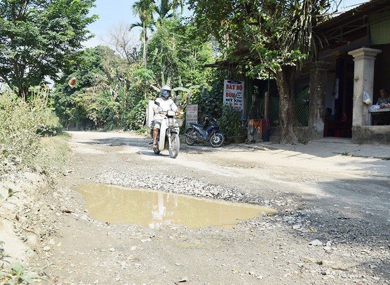 Một tuyến ĐH bị hư hỏng ở huyện Tiên Phước gây khó khăn cho việc đi lại của người dân.