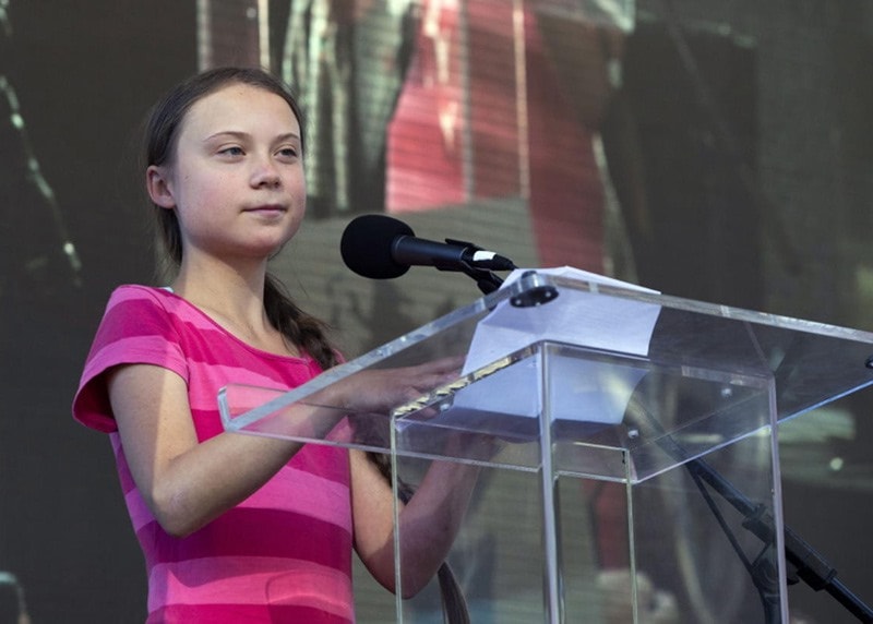 Greta Thunberg trong một lần phát biểu về biến đổi khí hậu. Ảnh: AP