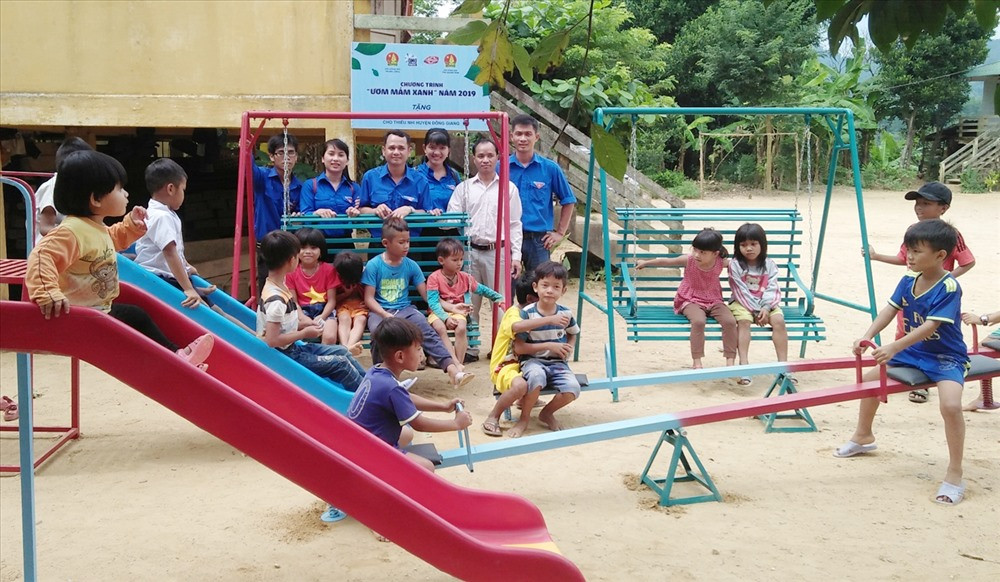 Trẻ em xã Ma Cooih có khu vui chơi mới do Hội đồng Đội tỉnh trao tặng. Ảnh: L.T