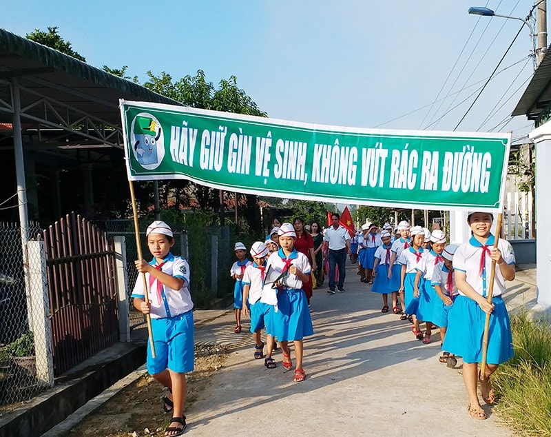 Phong trào “Chống rác thải nhựa” đang được các cơ quan, đoàn thể trên địa bàn Nông Sơn tích cực hưởng ứng. Ảnh: THIÊN THU