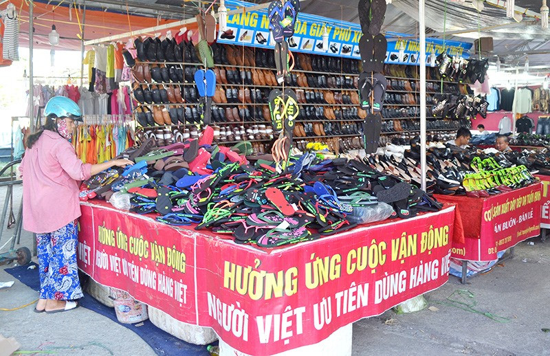 Người dân chọn mua hàng Việt ở hội chợ đưa hàng Việt về nông thôn được Sở Công Thương tổ chức tại huyện Phước Sơn. Ảnh: VIỆT NGUYỄN