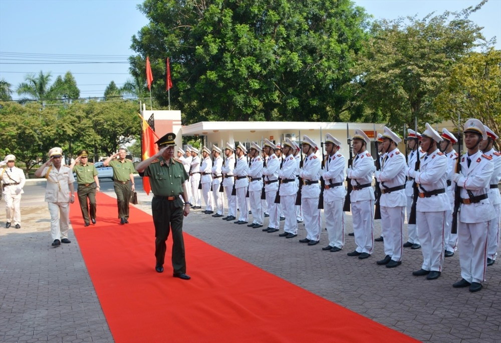 Đại tướng Tô Lâm - Bộ trưởng Bộ Công an duyệt đội hình danh dự Công an tỉnh Quảng Nam. Ảnh: X.M