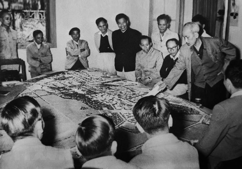 Chủ tịch Hồ Chí Minh xem và góp ý vào dự án quy hoạch thành phố Hà Nội, tháng 11-1959. (Ảnh: Tư liệu TTXVN)