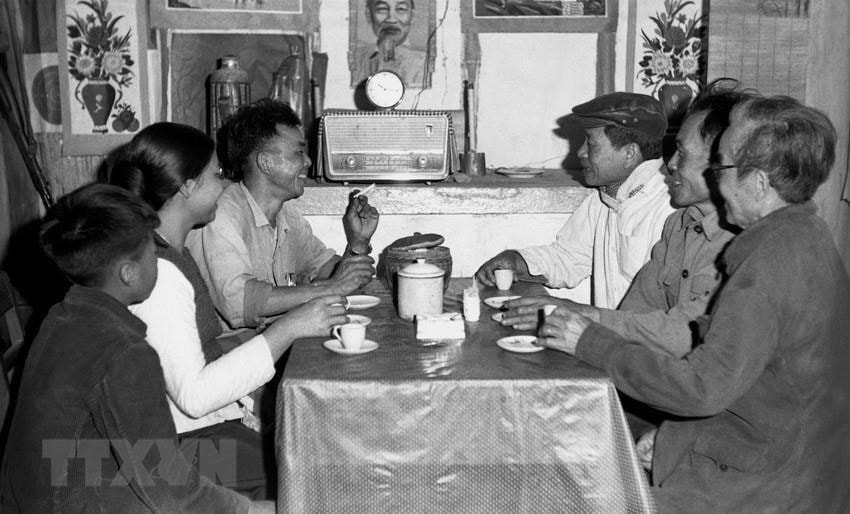 Nhân dân Hà Nội nghe đài, theo dõi tin về Hiệp định chấm dứt chiến tranh, lập lại hòa bình ở Việt Nam đã được ký tắt ở Paris, ngày 24-1-1973. (Ảnh: TTXVN)