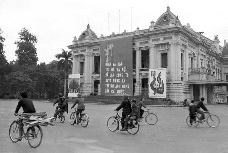 Đường phố Hà Nội trong những ngày giặc Mỹ đánh phá ác liệt, cuối tháng 12-1972. (Ảnh: Tư liệu TTXVN)