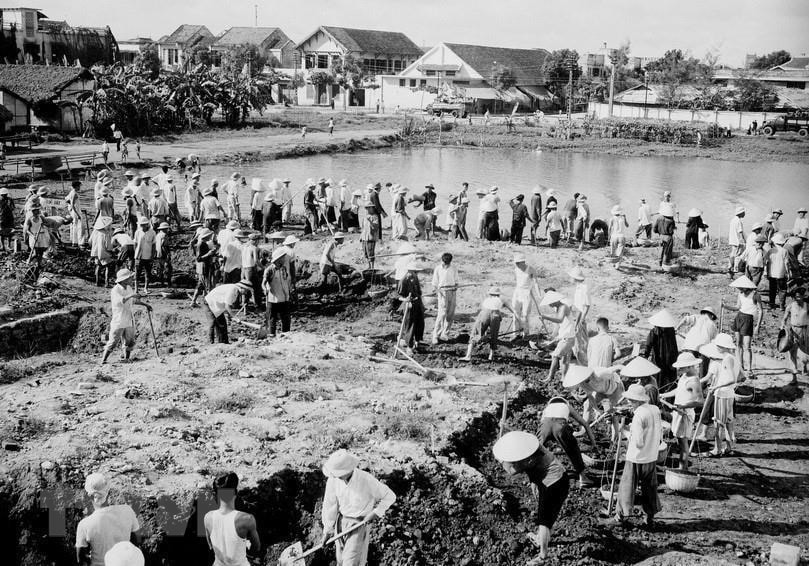 Sau giải phóng, cán bộ, chiến sĩ, công nhân viên chức các cơ quan, đoàn thể Hà Nội đã góp hàng chục vạn ngày công tham gia xây dựng sân vận động Hàng Đẫy và nhiều công trình công cộng khác (năm 1965). (Ảnh: Vũ Đình Hồng/TTXVN)