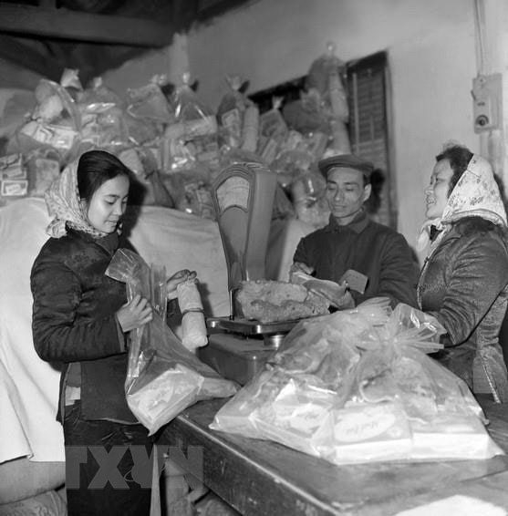 Công ty Bách hóa Bán lẻ Hà Nội tổ chức đóng gói hàng Tết đúng tiêu chuẩn định lượng và điều vận tốt hàng hóa đến bán tại các cửa hàng bách hóa và các quầy hàng tập thể ở cơ quan, xí nghiệp, phục vụ nhân dân trong dịp Tết Canh Tuất 1970. (Ảnh: Trần Phác/TTXVN)•        11 Dân quân xã Phú Diễn, huyện Từ Liêm (ngoại thành Hà Nội) đào hào giao thông, sẵn sàng chiến đấu chống máy bay Mỹ bắn phá (năm 1972). (Ảnh: Xuân Vi/TTXVN)