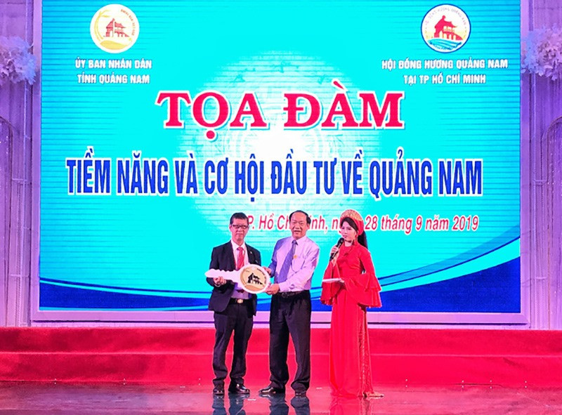 Chủ tịch UBND tỉnh Đinh Văn Thu trao biểu tượng chìa khóa đầu tư cho Hội Doanh nhân Quảng Nam phía Nam tại buổi tọa đàm. Ảnh: P.HOÀNG