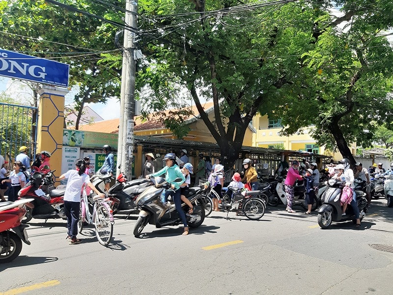 Sau giờ tan trường, giao thông trước Trường Tiểu học Sơn Phong (đường Lý Thường Kiệt, TP.Hội An) trở nên hỗn loạn. Ảnh: THANH THẮNG