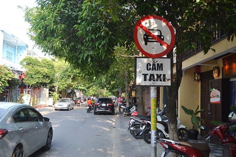 Biển báo cấm tại đường Phan Châu Trinh (Hội An) chỉ cấm taxi, không cấm ô tô dưới 16 chỗ ngồi chạy hợp đồng là chưa thỏa đáng. Ảnh: N.B